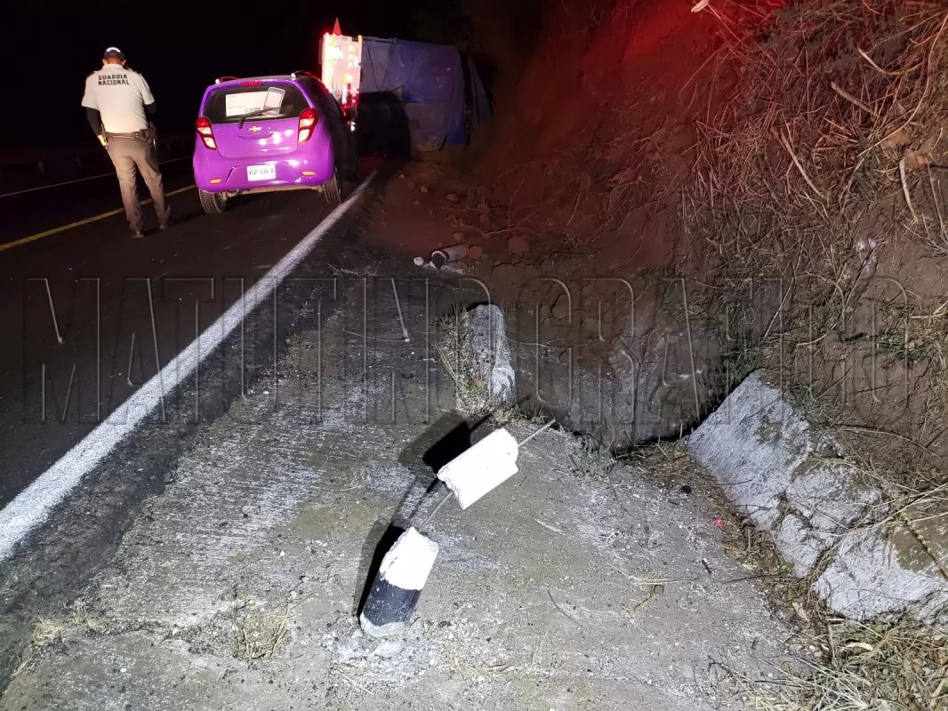 Volca trailer en la carretera federal tepic-mazatlán