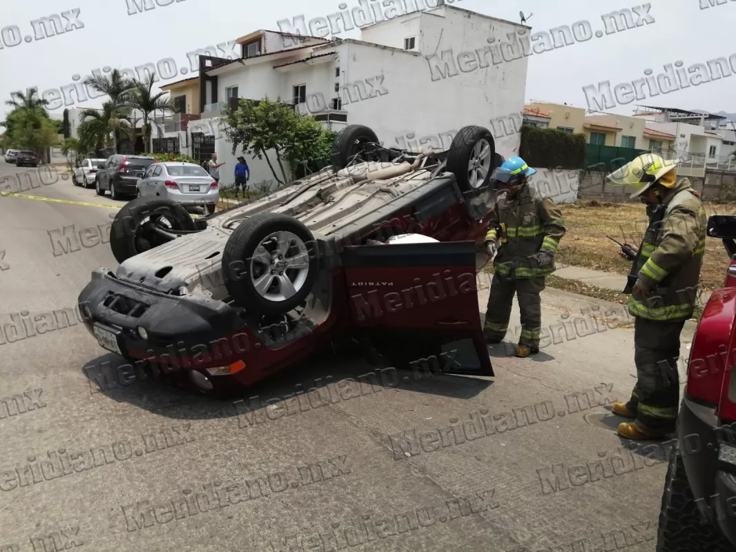 Brutal volcadura en fluvial vallarta