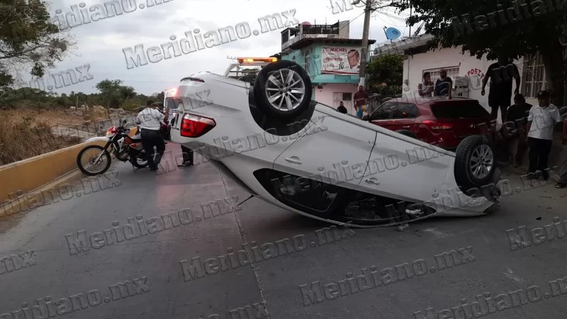 ¡mujer chocó y luego volcó!