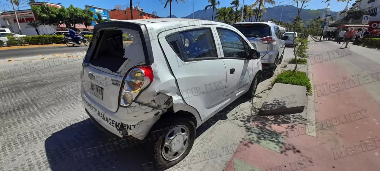 Un aparatoso choque frente a la clínica 42