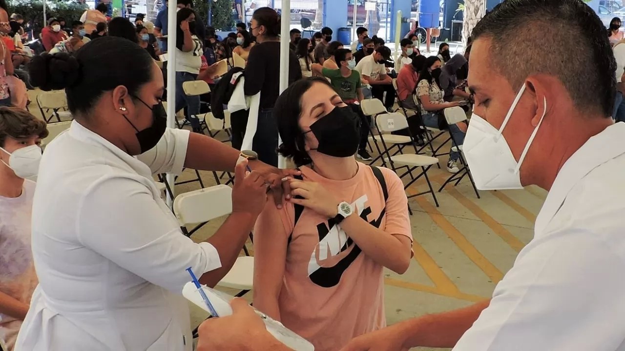 Comienza la vacunación para millennials y rezagados