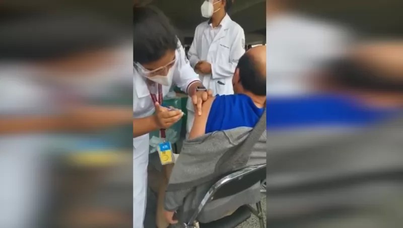 \"Cometió un error\": Voluntaria simula vacunar a adulto mayor; IMSS responde
