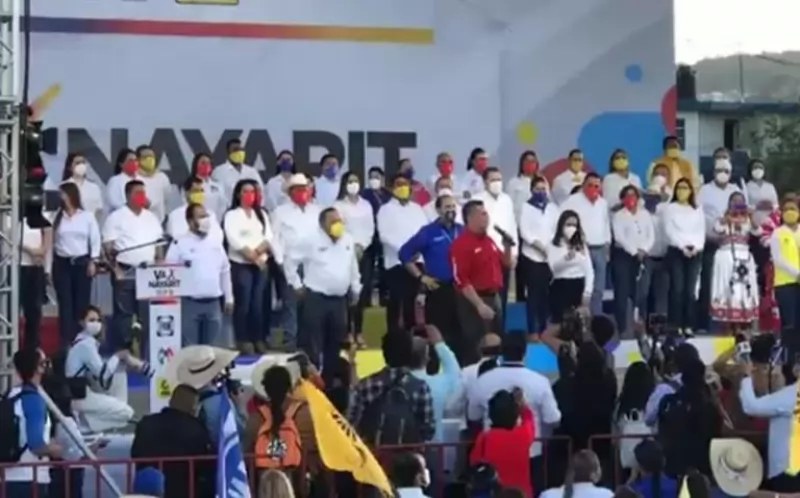 Con banderas de papel, verdes, rojas y amarillas