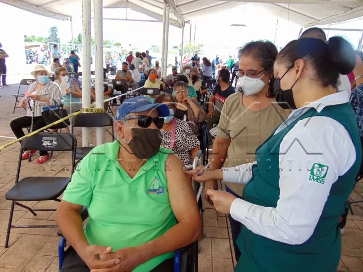 Cientos de hombres y mujeres de la tercera edad reciben vacuna COVID-19 en el Polideportivo