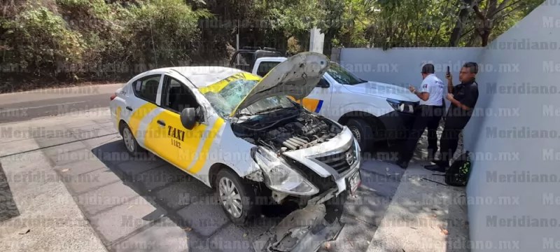 ¡Se salvaron de milagro!: Taxista y mesero se volcaron