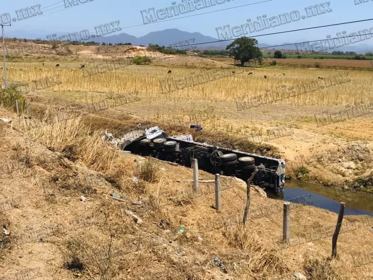 ¡trailer chocó y se volcó en municipio de tomatlán!