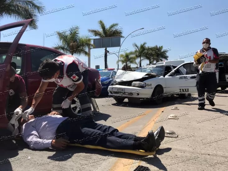Taxista de Xalisco se impacta por alcance en Bulevar Tepic Xalisco