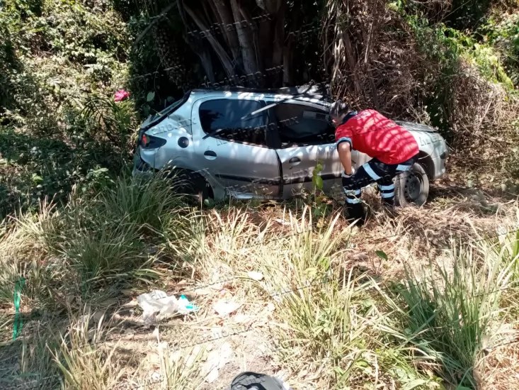 Joven mujer se impacta contra palmera y muere