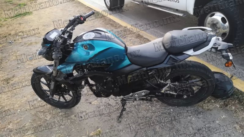 ¡por no pasarse el alto, azotó un motociclista!