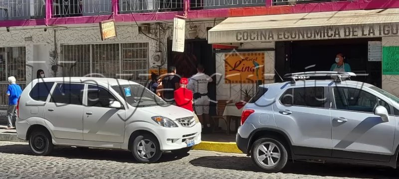 ¡empleada de un hotel muere tras caer del tercer piso!