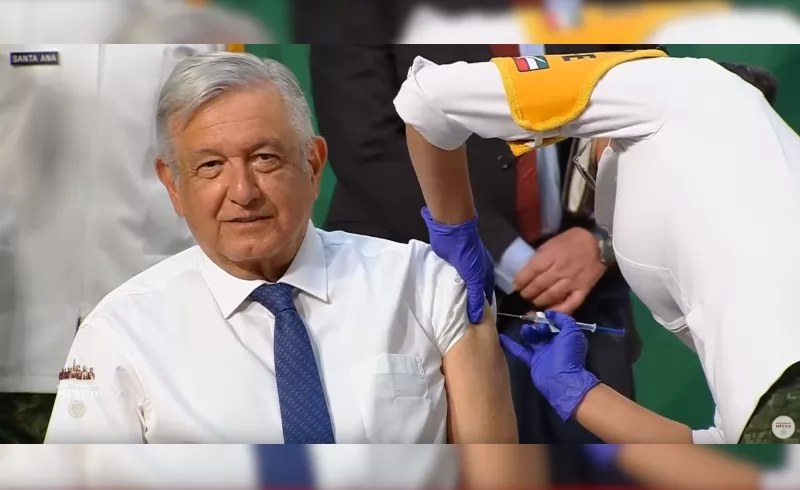 AMLO se vacunó con dosis de AstraZeneca en su conferencia matutina