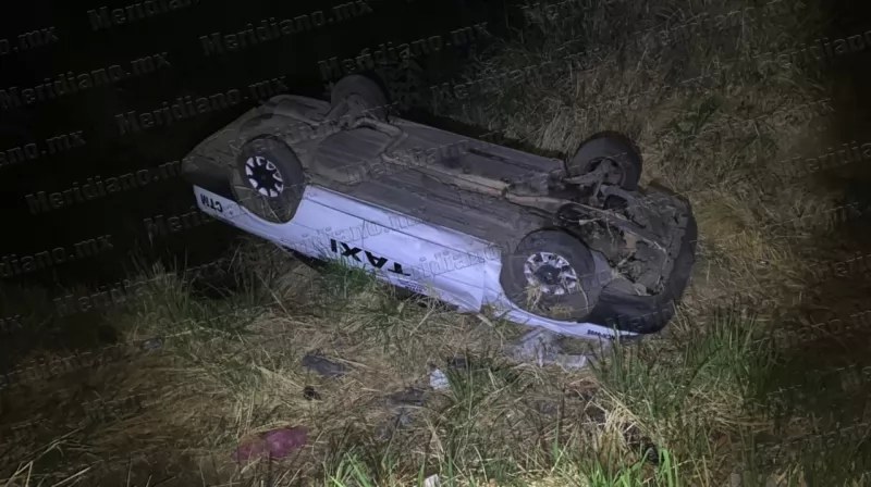 Taxi vuelca aparatosamente en la carretera Tepic-Puerto Vallarta
