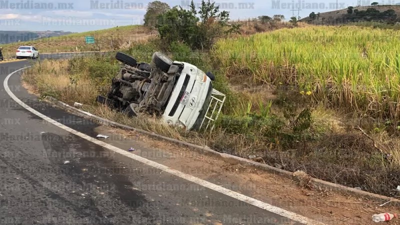 Aparatosa volcadura en El Pichón
