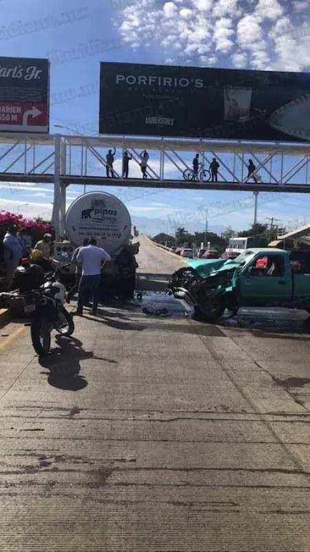 ¡una camioneta le llegó por detrás a una pipa!