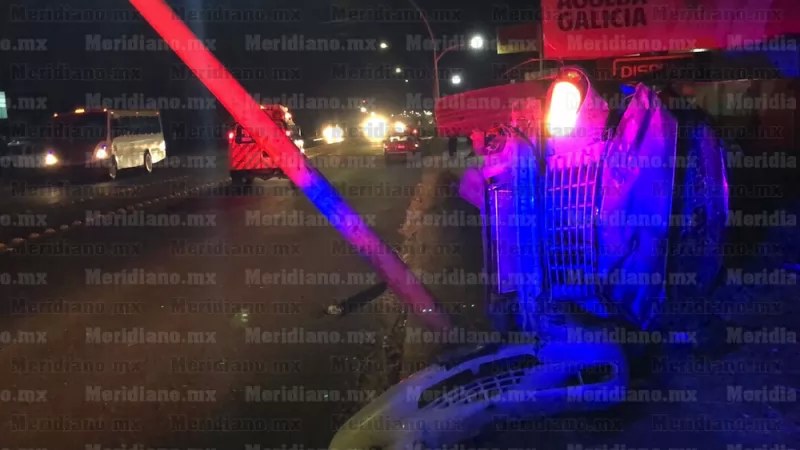 Aparatosa volcadura en la curva del Conalep