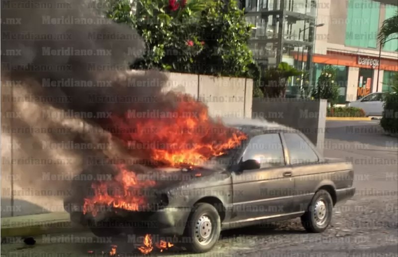 Tsuru acaba calcinado a las afueras de un hotel en Puerto Vallarta