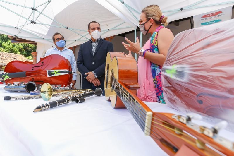Entrega Dávalos Instrumentos Musicales al Instituto de Cultura