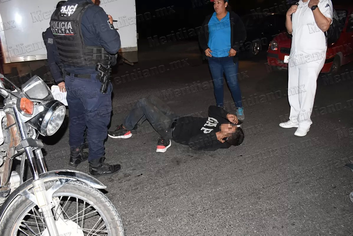 Revuelcan a chamaquito por no respetar luz roja