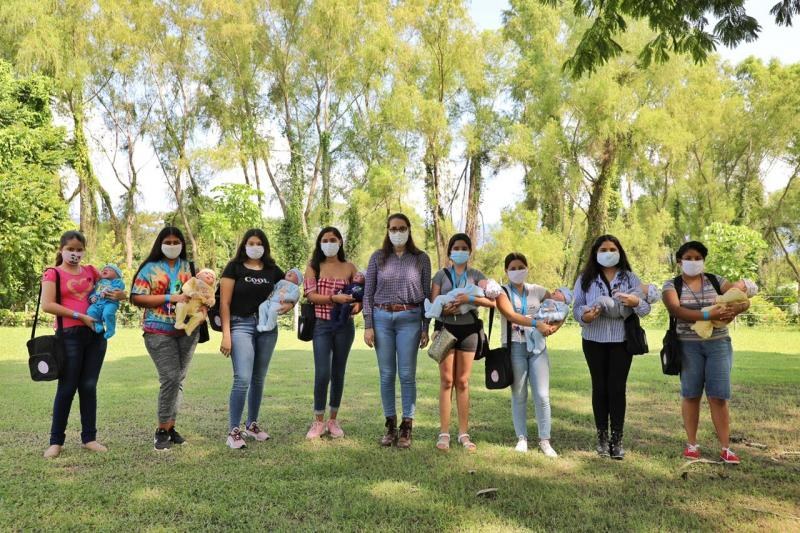 Entregan bebés virtuales a adolescentes de Bahía