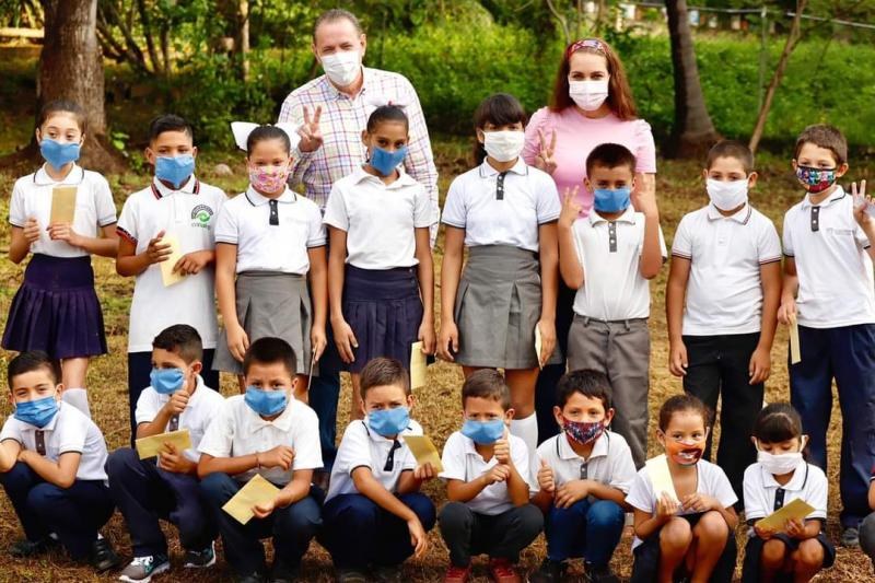 Inicia Jaime Cuevas entrega de apoyos económicos a estudiantes de primaria