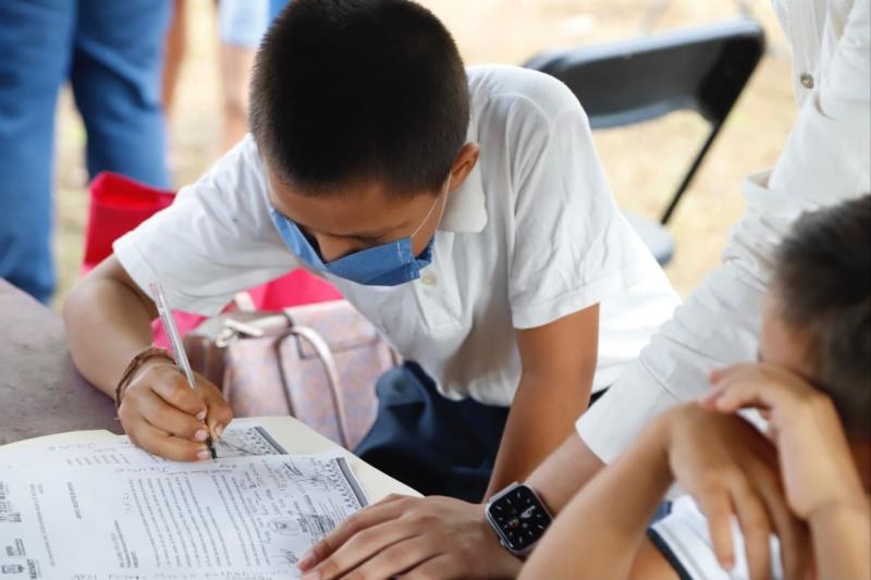 Gobierno de Jaime Cuevas continúa con la entrega de Becas Escolares