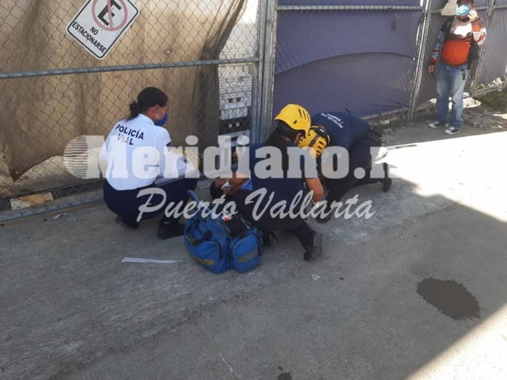 Fue auxiliado por paramédicos…  ¡atropellado  en mezcales!