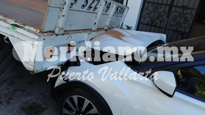 Camioneta ladrillera… ¡destrozó una kicks en la buenos aires!