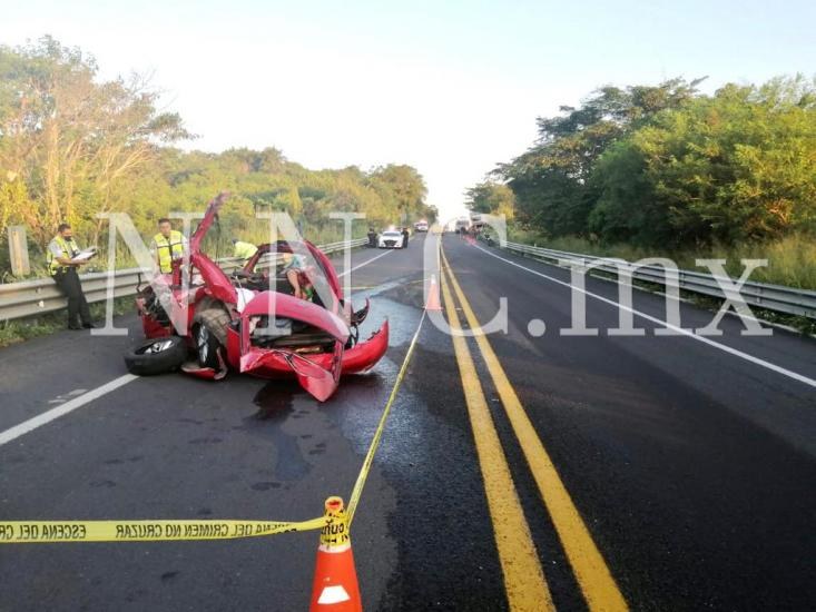 Chocan contra autobús y mueren los 4 tripulantes