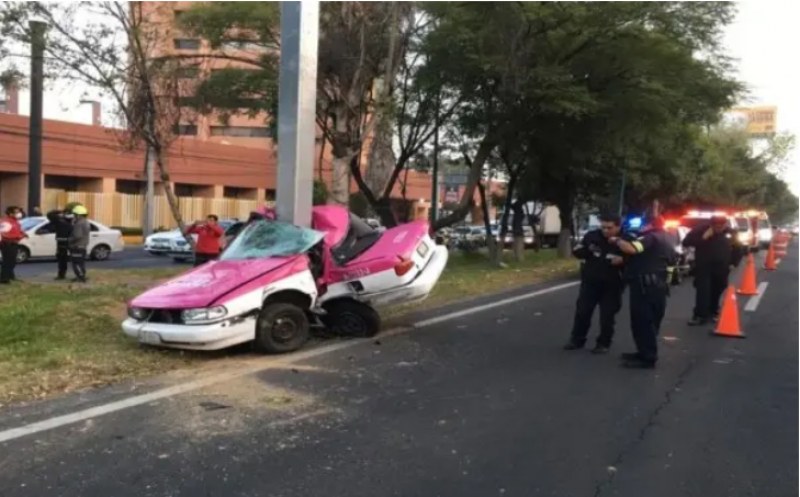Quedó partido a la mitad al chocar contra poste