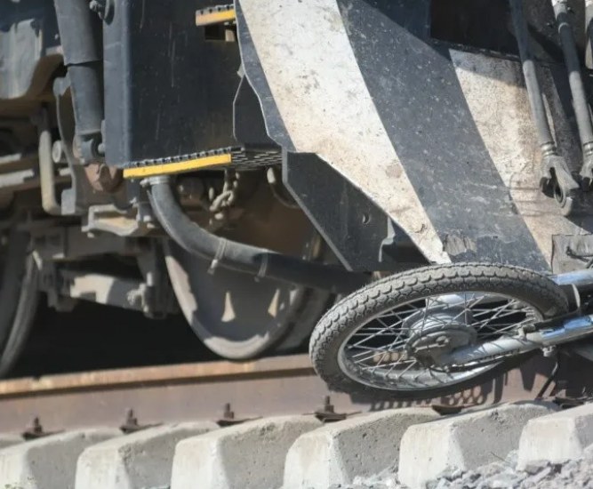 No le ganó al tren, muere motociclista arrollado en Mazatlán