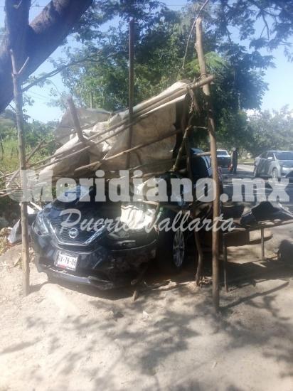 Frente al poblado el colorado… ¡choco con un auto y contra una palapa!