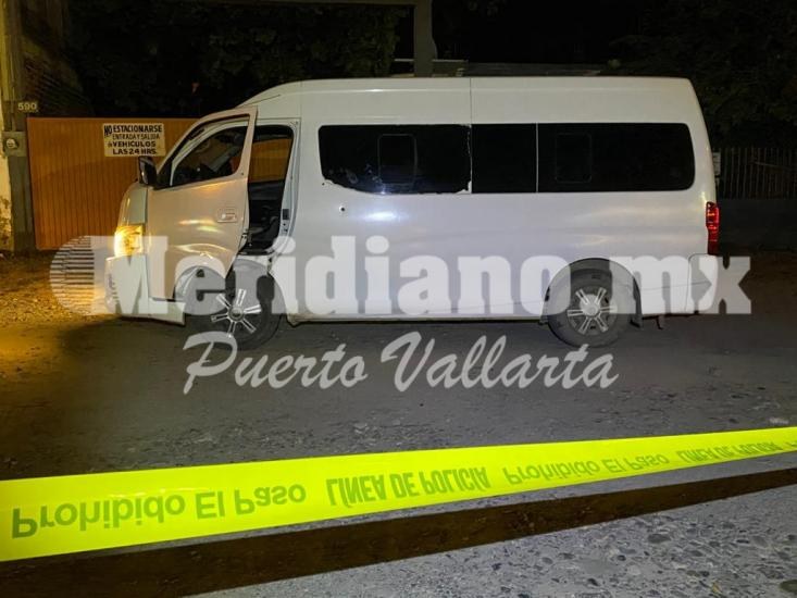 Entre mezcales y san vicente…  ¡balearon una combi!