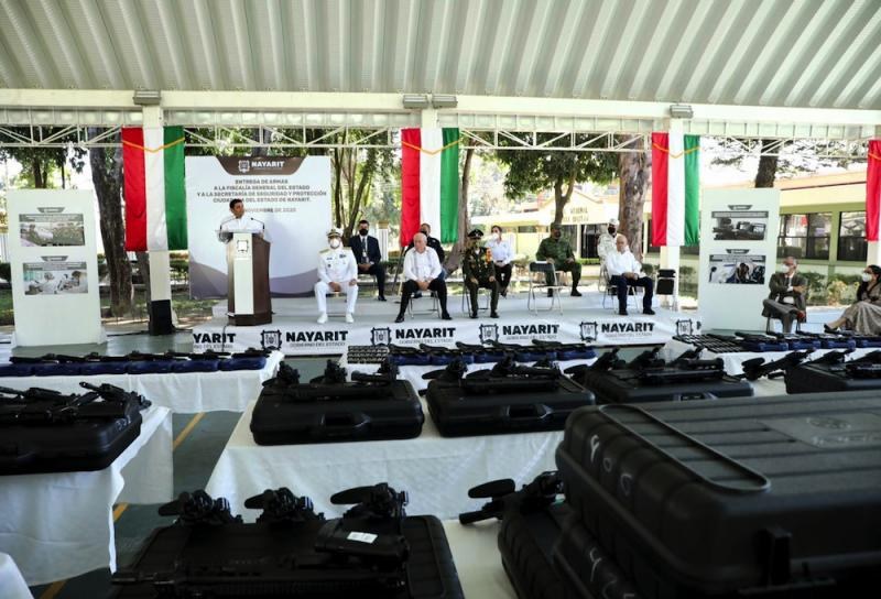 Realiza Antonio Echevarría histórica entrega de armamento a Policías Estatales