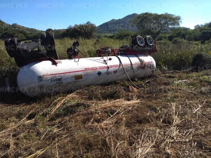 ¡Pánico por volcadura de pipa con amoniaco en Rosamorada!