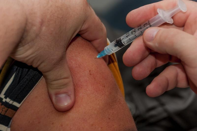 Vacuna de AstraZeneca-Oxford logra inmunidad en adultos mayores