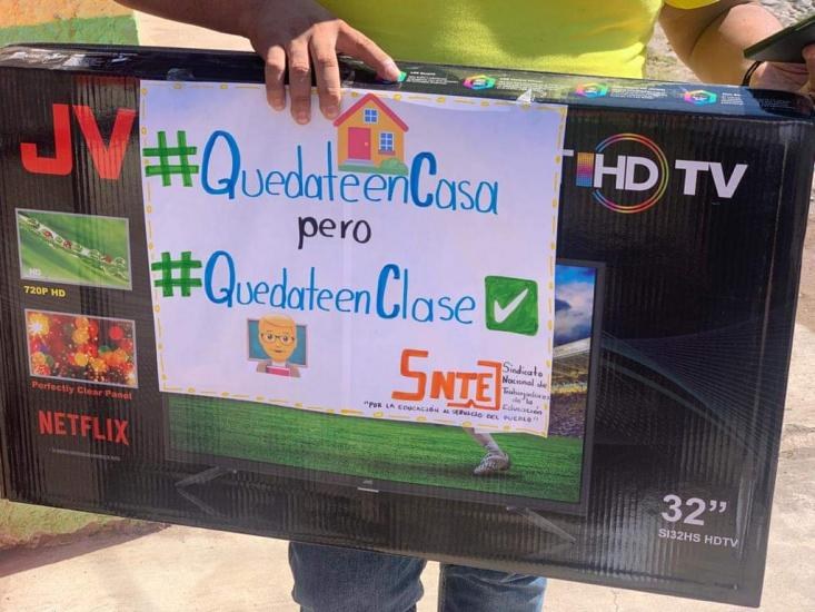 Beneficia SNTE a más de un centenar de estudiantes con aparatos electrónicos