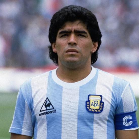 Hasta 185 mil dólares, venden camisetas autografiadas por Maradona