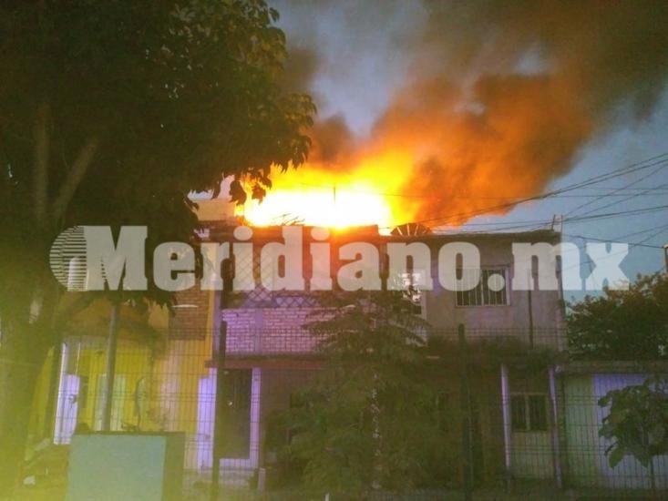 En la colonia Plan de Ayala FUEGO EN EL ÚLTIMO PISO