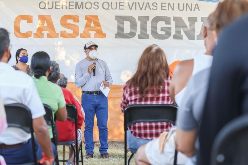 “Me Siento muy Orgullosa de Usted”, Expresa Vecina a Arturo Dávalos