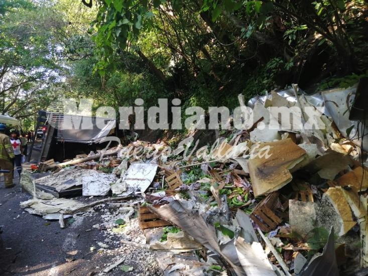 Cerca de boca de tomatlán… ¡se volco un trailer!