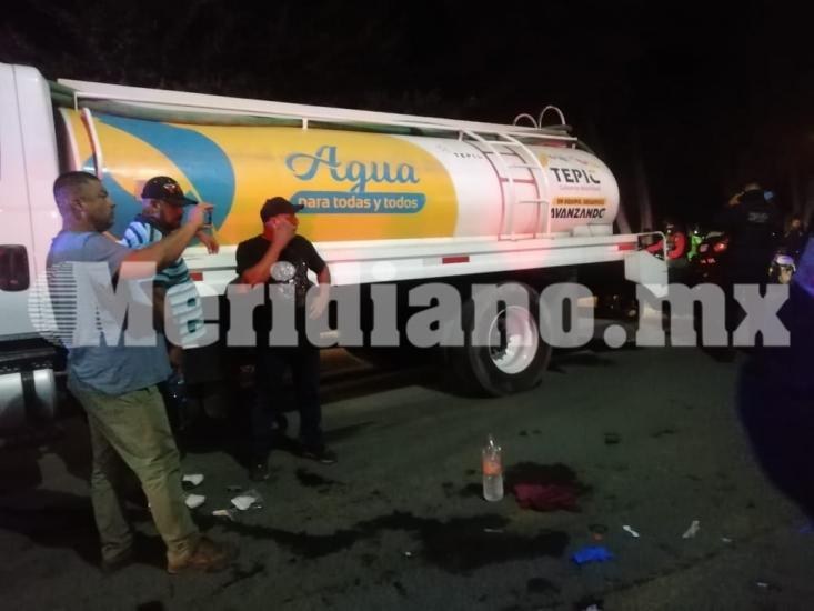 Cruzó calle corriendo y fue atropellado por una pipa