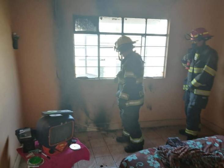 Corto circuito provoca incendio en un domicilio de Guadalajara