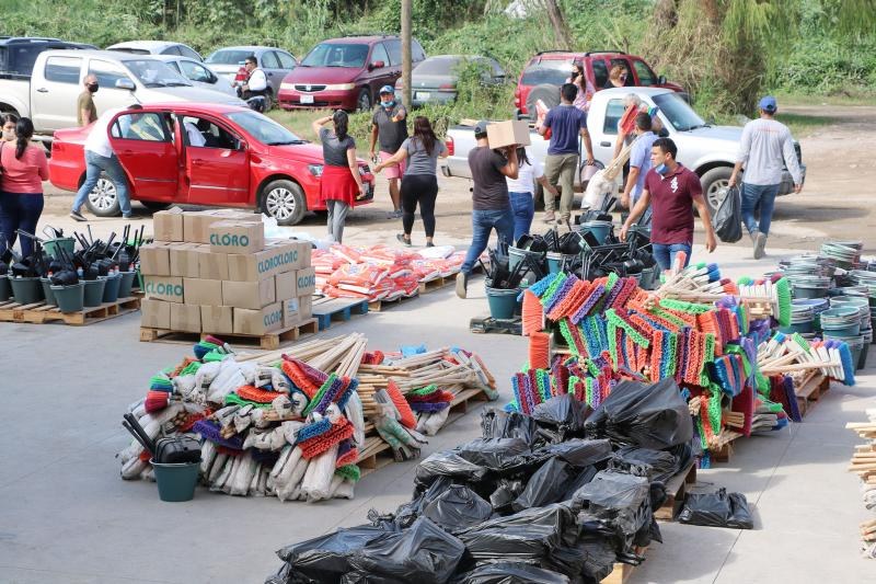 Apoyan con Material y Equipo de Limpieza Para 240 Escuelas