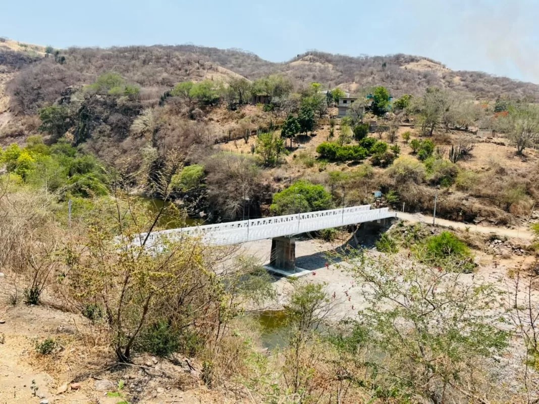 Con obras de comunicación dignas y seguras Navarro Quintero sigue uniendo a Nayarit con el mundo