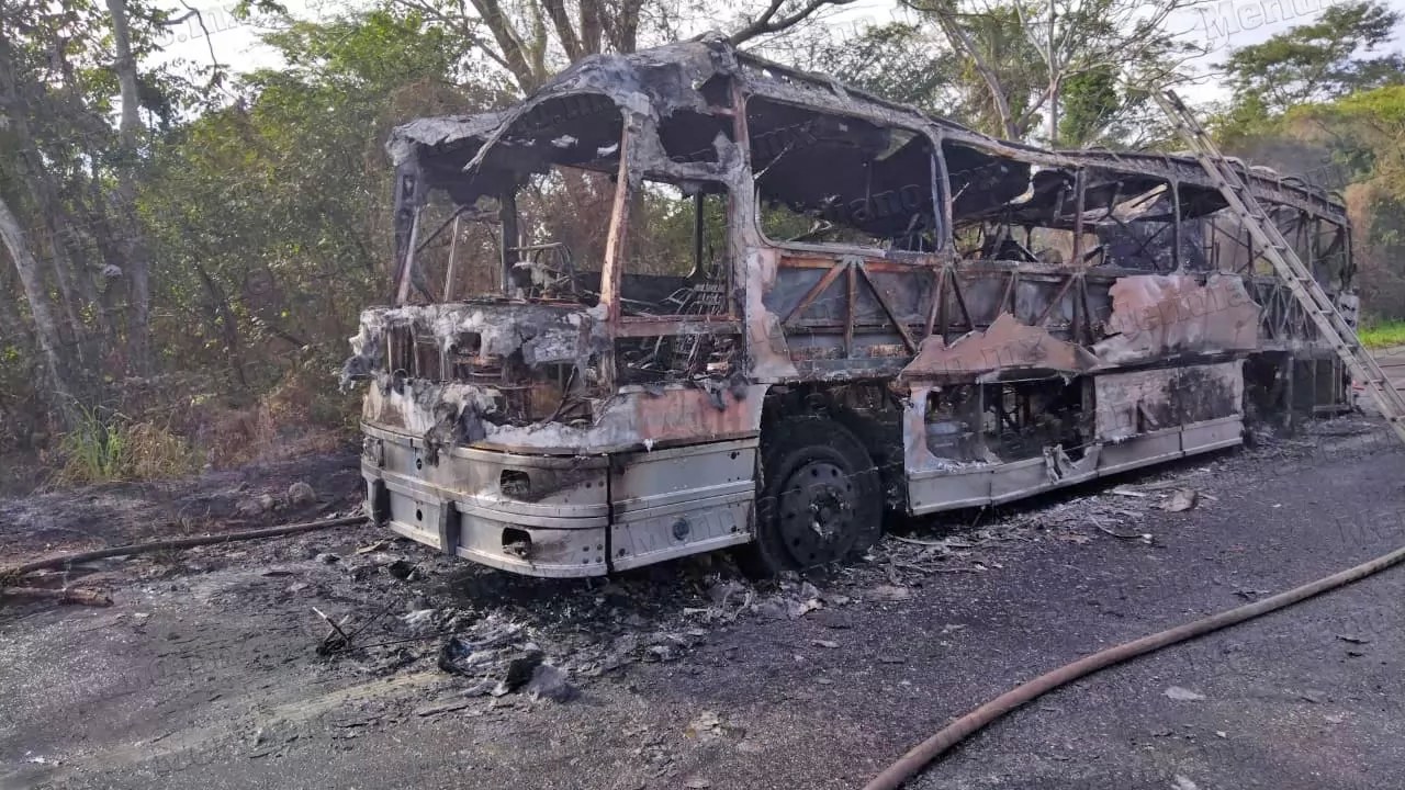 ¡Calcinado en la Tepic-Mazatlán!: Jornaleros apenas la libraron