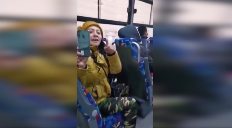 #LadyMeVale: Se niega a usar cubrebocas y desencadena una trifulca en el urbano