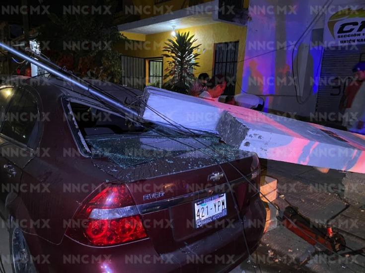 Puerto Vallarta. Camión tumba muro y aplasta vehículo en la Garza Blanca