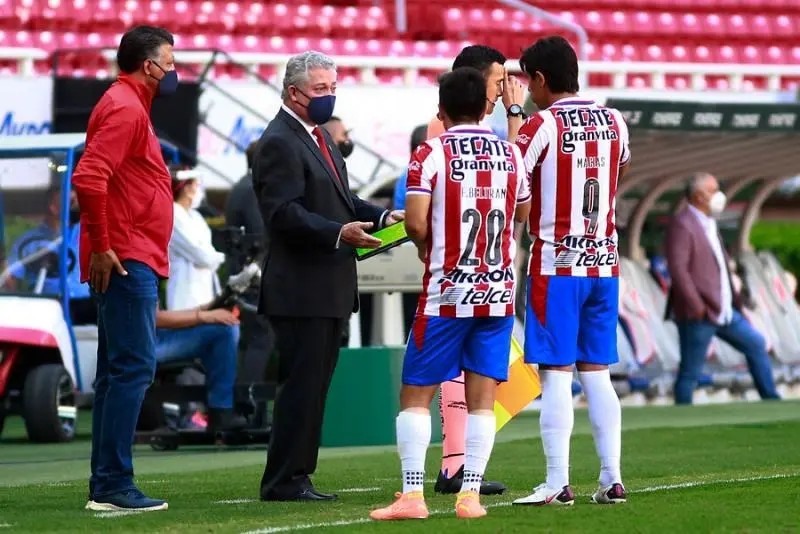 Peláez respalda a \"Vuce\" y descarta problemas en el vestidor