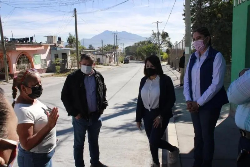 Alcaldesa de Xalisco supervisa obras en la avenida Cerro de San Juan