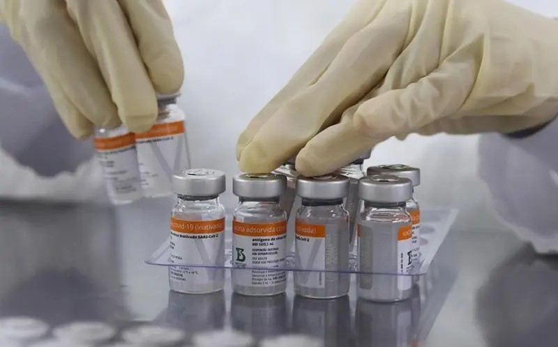 China da luz verde a comercialización de la vacuna contra Covid-19 Sinovac